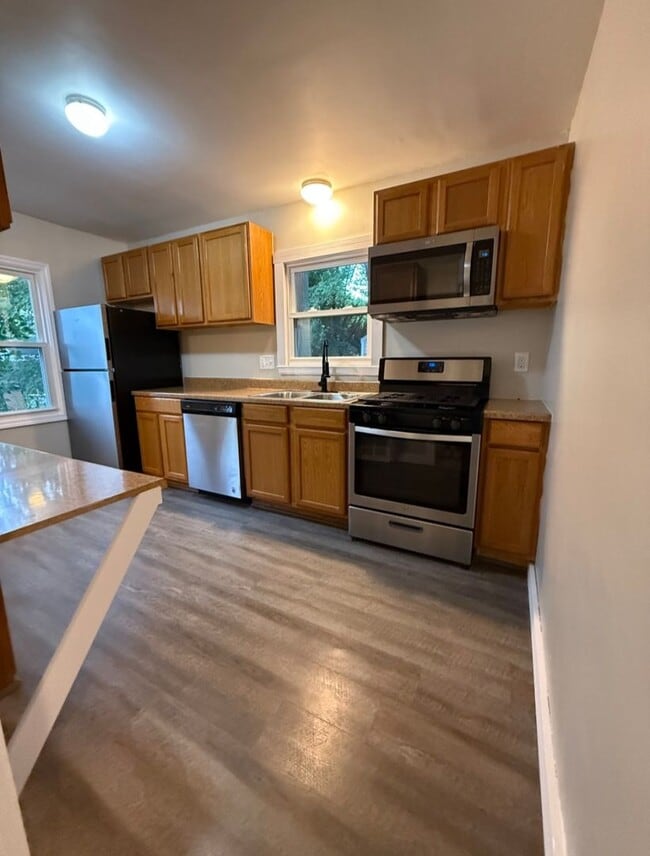 Building Photo - 3 Bed - 1 Bath House Available in Akron, Ohio