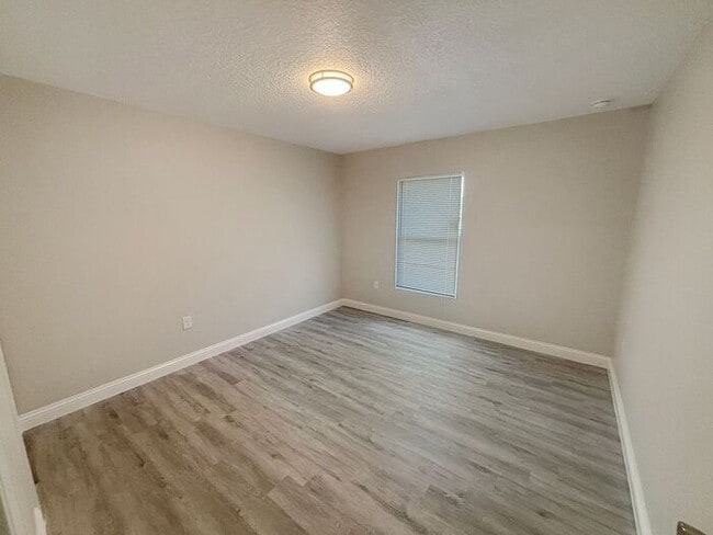 Building Photo - Lovely 3-Bedroom Home in the Heart of Midw...