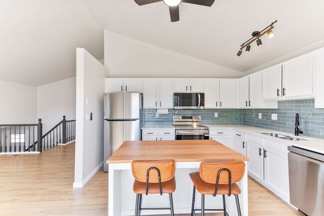 Building Photo - 4 Bedroom 2 Bathroom Large Yard in South West Fort Collins