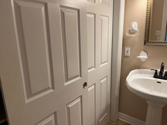 Building Photo - TIMBER COVE TOWNHOMES - Upstairs Unit - 1 ...
