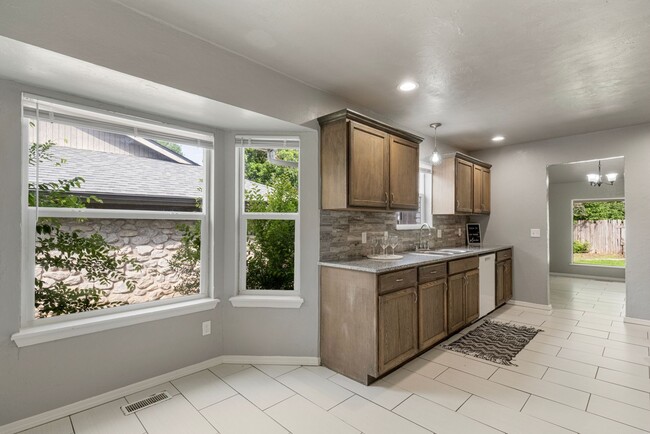 Building Photo - Beautiful 3 bed 2.5 bath home available fo...