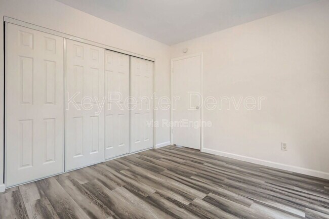 Building Photo - 949 Olathe St