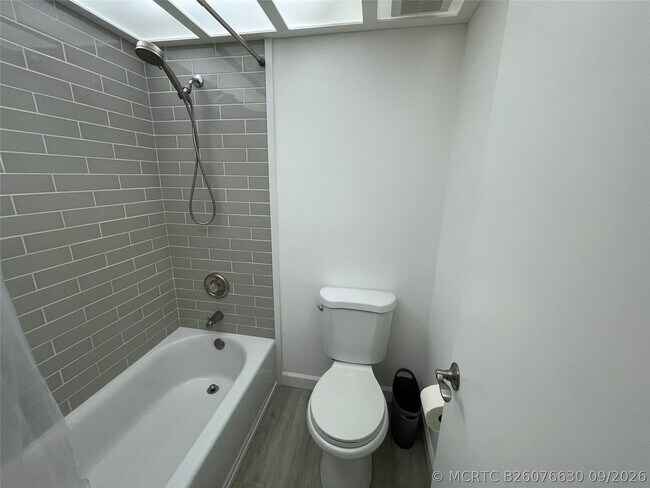 Building Photo - 3740 Inverrary Dr