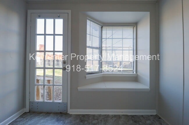 Building Photo - Cozy 2 Bedroom 1 Bathroom Home In Kendall-Whittier