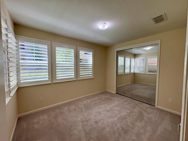 Building Photo - Spacious 4-Bedroom Townhouse