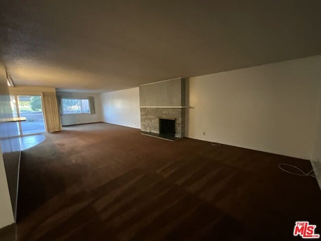 Building Photo - 46165 Burroweed Ln