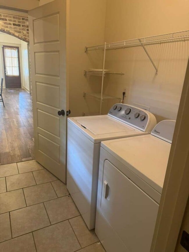 Building Photo - Large 3 Bedroom Townhome with All Appliances Included