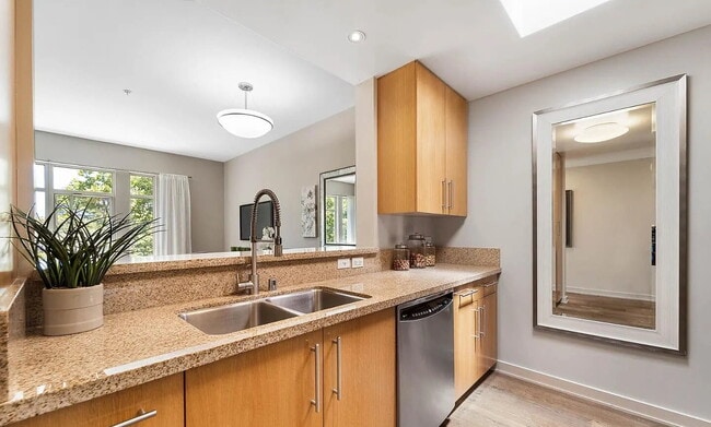 Building Photo - Wonderful modern 1-bedroom in the heart of downtown San Jose!