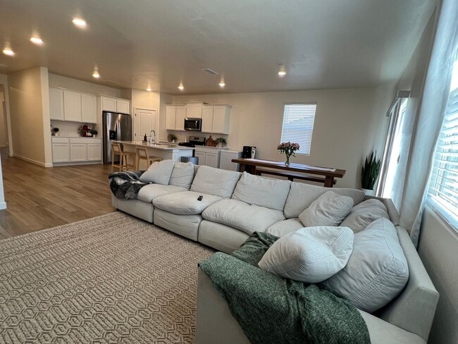 Building Photo - Three bedrooms and two bathrooms in Hanford, CA