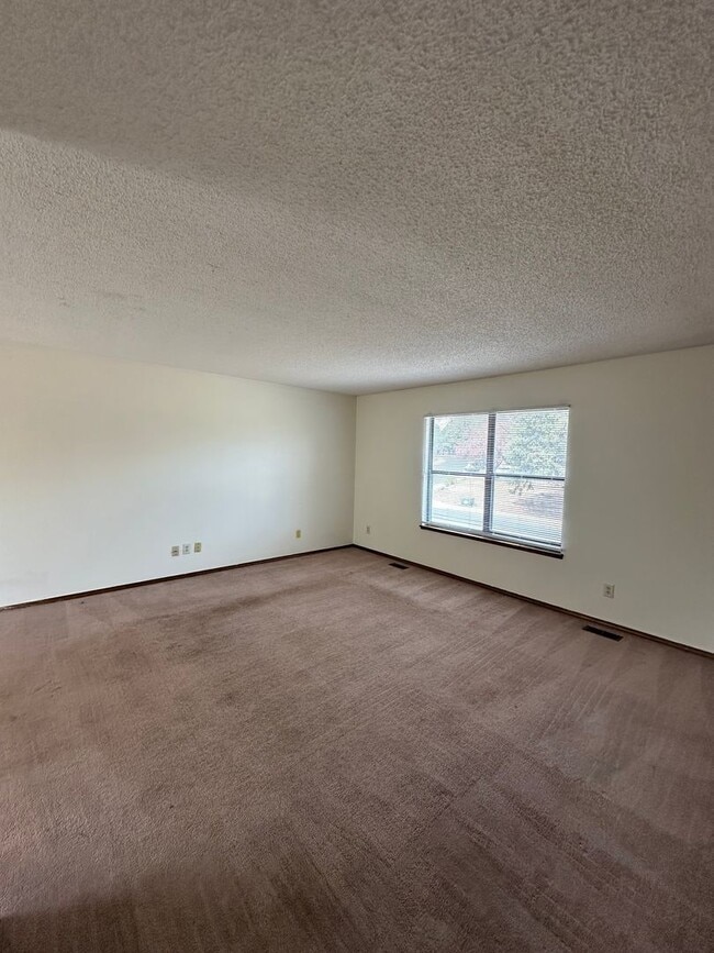 Building Photo - Lovely 4 bedroom house avail now