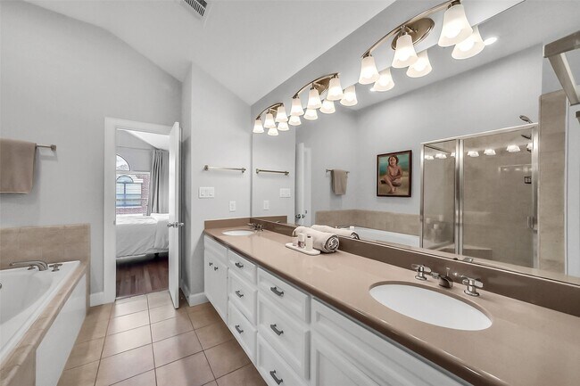 Building Photo - 8715 Meadowcroft Dr
