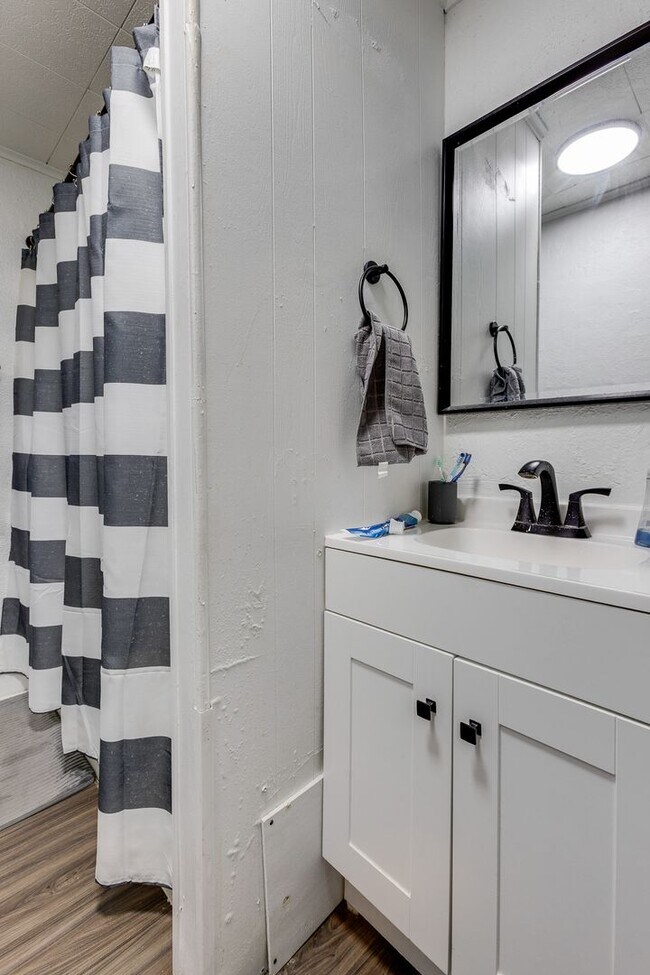 Building Photo - AVAILABLE MAY 2026 - Spacious 3 Bedroom Home w/ Non-Traditional Layout!