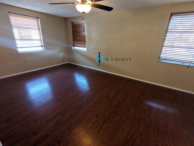 Building Photo - BEAUTIFUL 3/2/1 1525 Sq. Ft. with open flo...