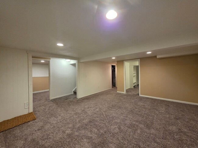 Building Photo - Massive 5 Bedroom Townhouse in Aurora