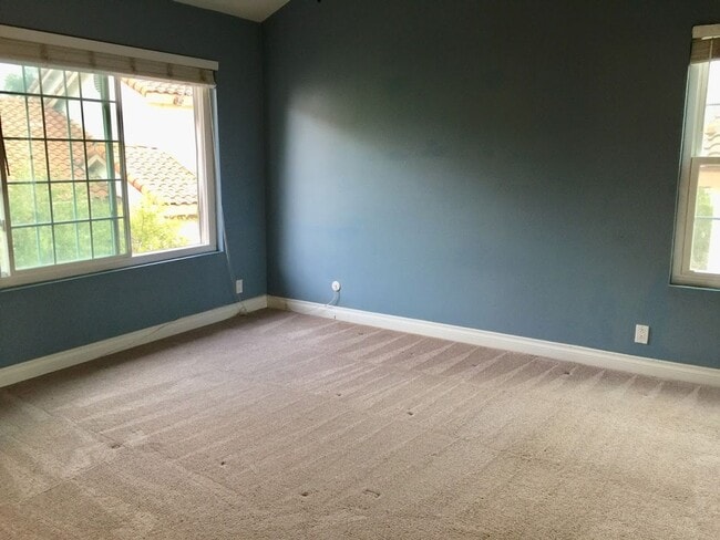 Building Photo - Escondido 3 Br Gated LOVELY Townhome 2 pat...