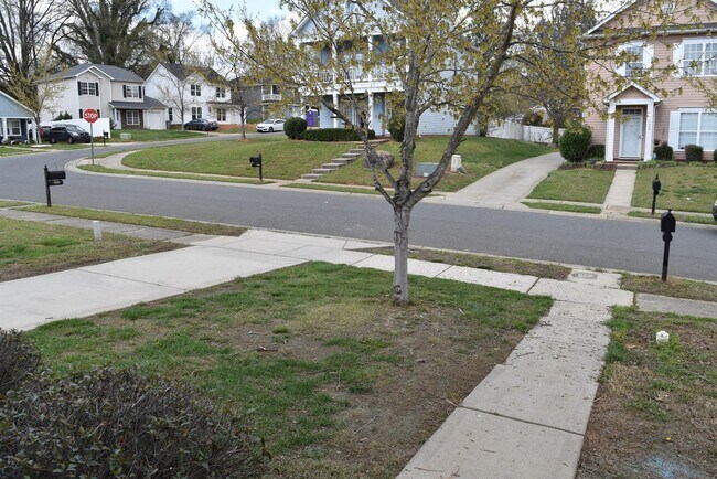 Building Photo - 2035 Golden Ridge Ln