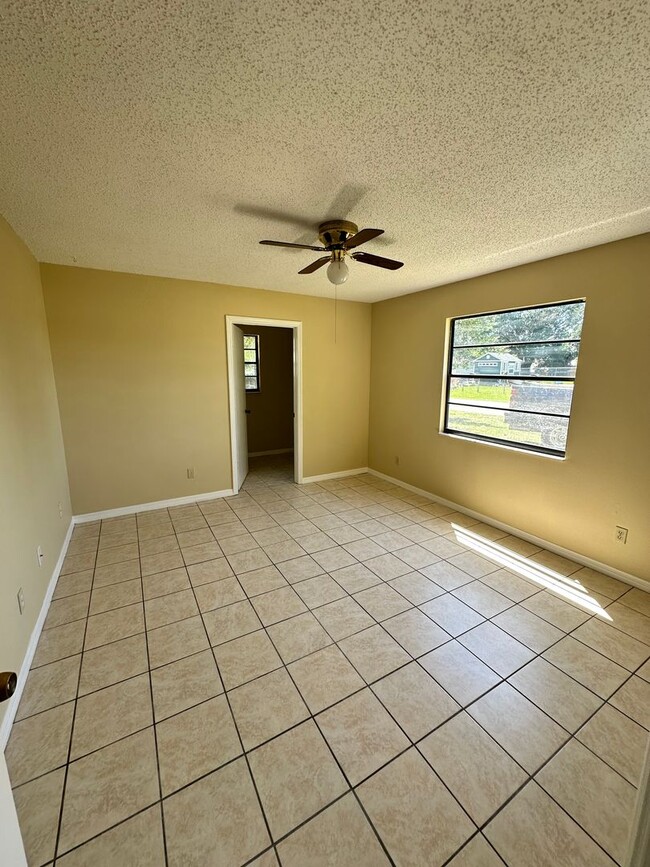 Building Photo - Nice 2/1.5 Duplex Located Across From St. ...