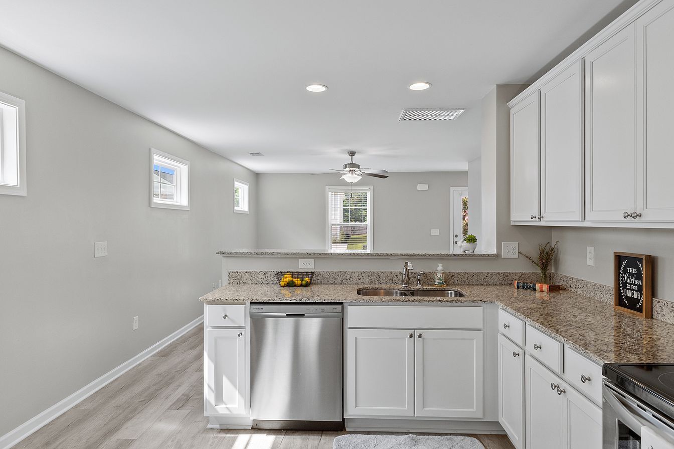 Kitchen - 207 Royal Way