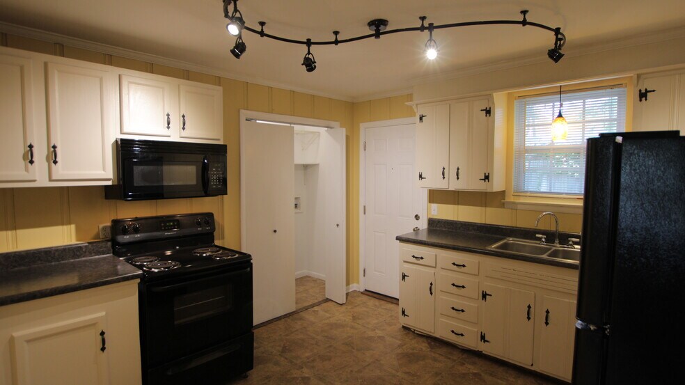 Building Photo - 2425 Chapel Avenue