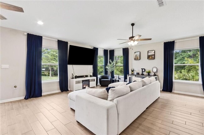 Building Photo - 300 Chinquapin Dr