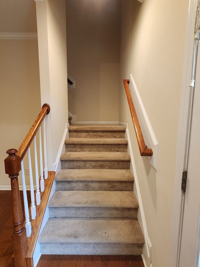 Building Photo - 3 Bedroom - Cary Townhome in Central Location!!! Close to 540 and Research Triangle Park!