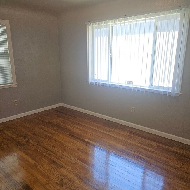 Building Photo - 2 Bedroom 1 Bath Home Recently Renovated