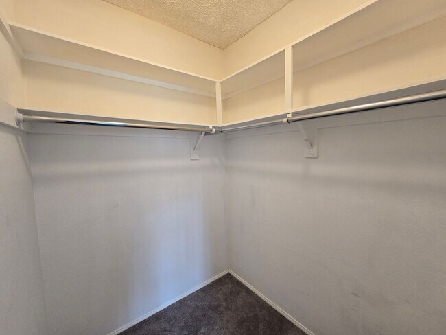 Building Photo - Updated Single level condo in Villa Victoria Available for rent