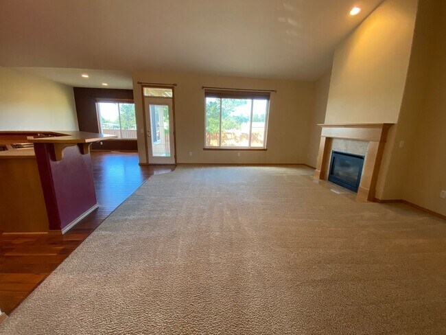 Building Photo - Large 3 Bed Home with Office, Fenced Yard,...
