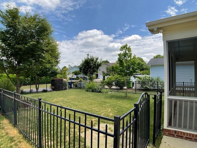 Building Photo - Absolutely Gorgeous and Spacious in Renais...