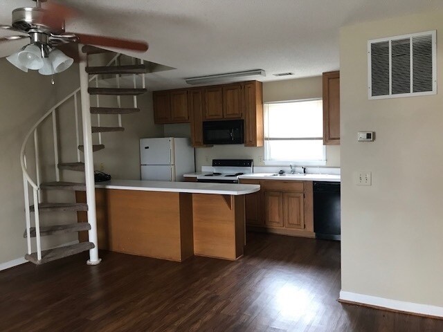 Building Photo - Courtyard Condominiums #40