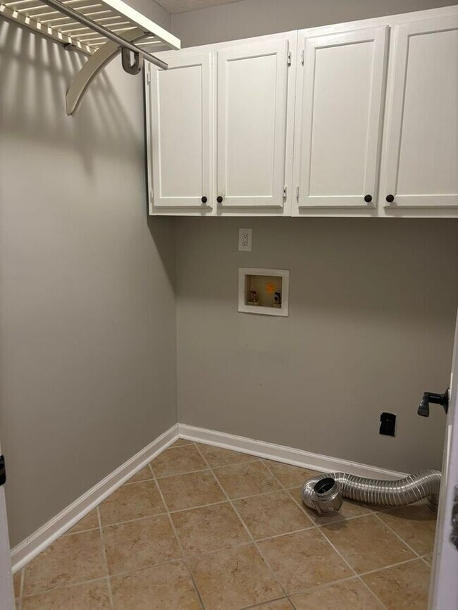 Building Photo - 867 Flintwood Rd