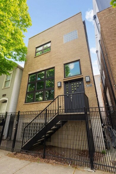 Building Photo - 1657 W Erie St
