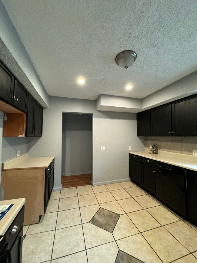Building Photo - Coming Soon: 3 Bedroom Home Near Zoo & Parks!