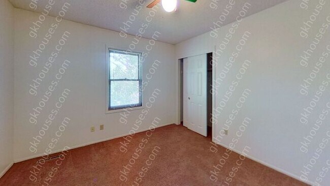 Building Photo - 144 Willow Pl S