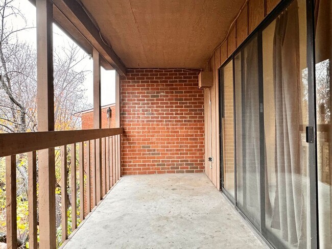 Building Photo - 2 Bedroom/2 Bath Condo near shopping with den, community Pool and more!