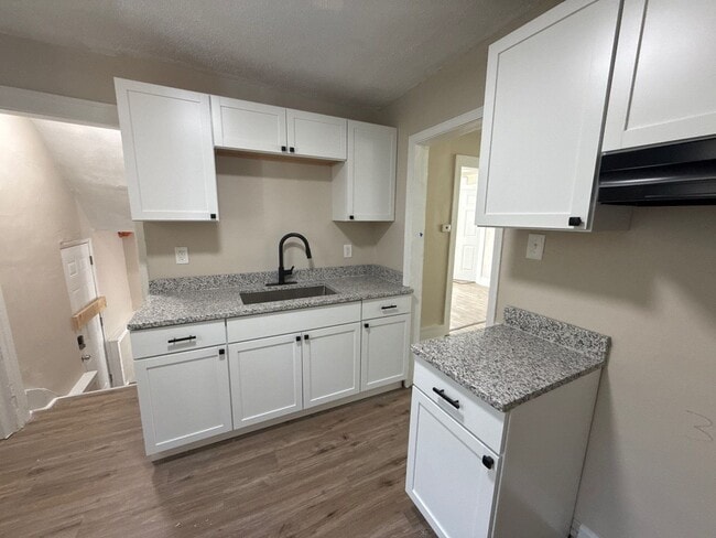 Building Photo - This beautifully updated 3-bedroom, 1-bath...