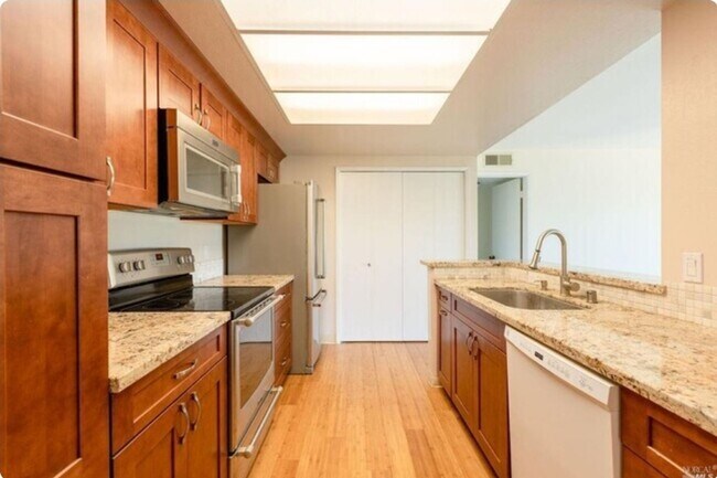 Building Photo - Stunning 2 Bed 2 Bath Condo in Novato, CA