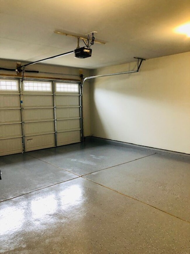 Building Photo - Like New - Single Story Living - 3 Bedroom...
