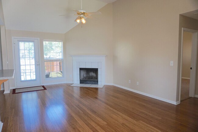 Building Photo - 3 BED | 2.5 BATH | POOLER