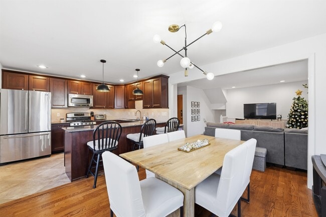 Building Photo - 635 Madison St