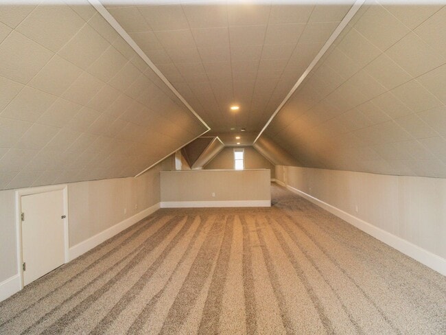 Building Photo - Spacious home!