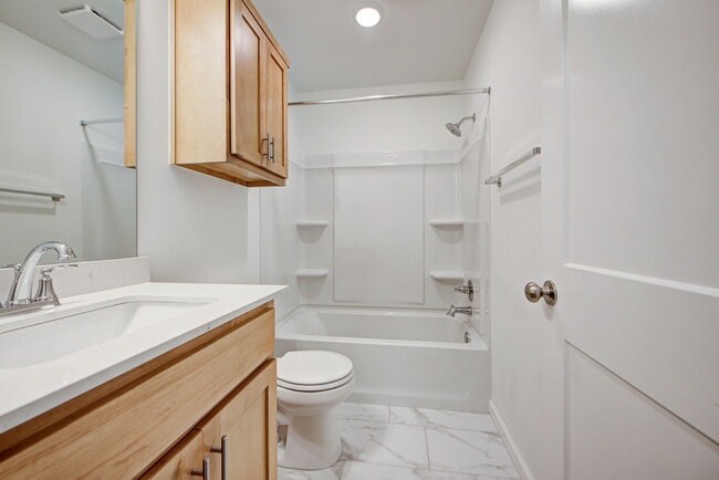 Building Photo - 20150 Park Ln