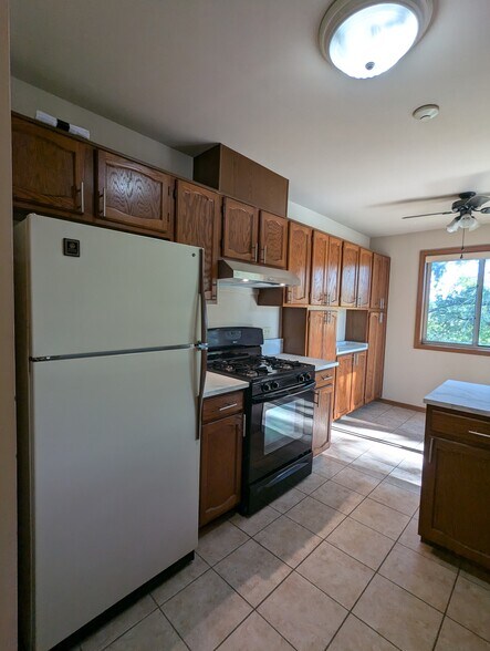 Building Photo - 245 Memory Ln