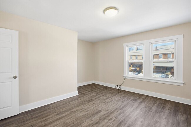 Building Photo - Charming Updated 2BR Home with New Flooring & Rear Porch