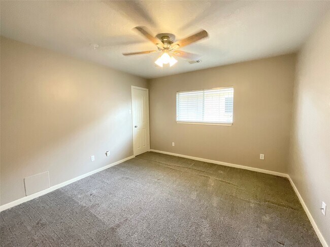 Building Photo - 9509 Dry Springs Dr