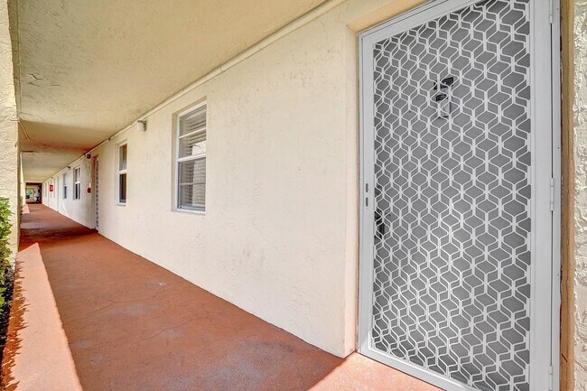 Building Photo - 301 SE 3rd St