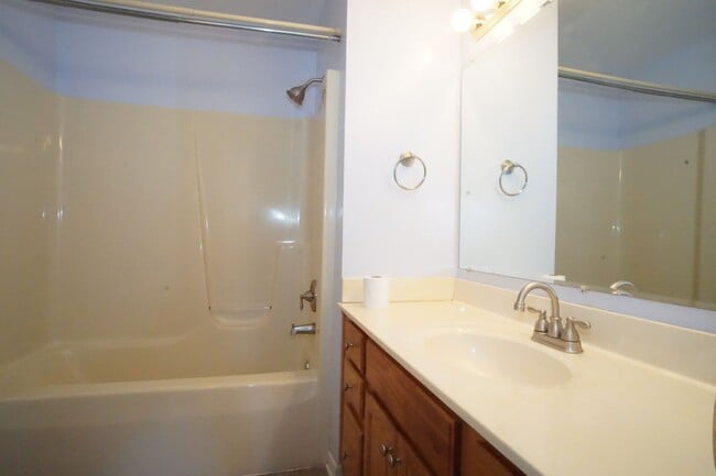 Building Photo - 4 Bed / 3 Bath.  Pet Friendly.  Reserved Parking. Master on Main.