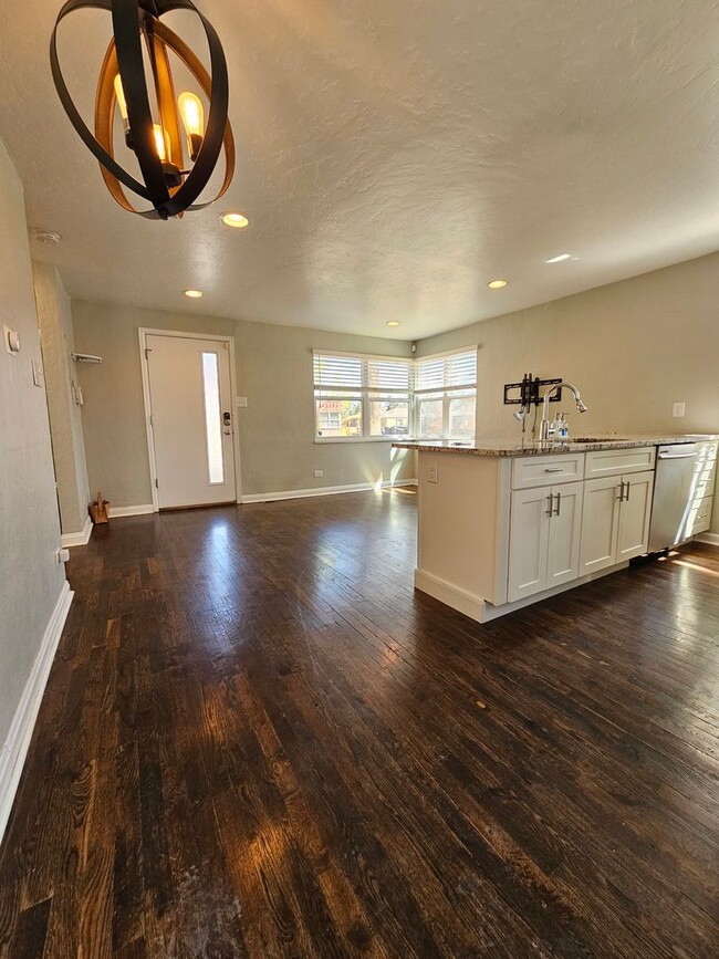 Building Photo - Heart of the City 1949 Charmer 2 Bed 1 Bat...