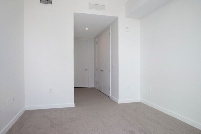 Building Photo - 400 Central Ave