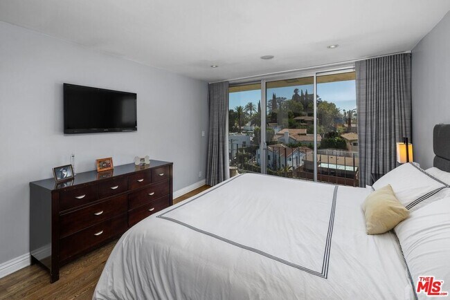 Building Photo - 2260 N Cahuenga Blvd